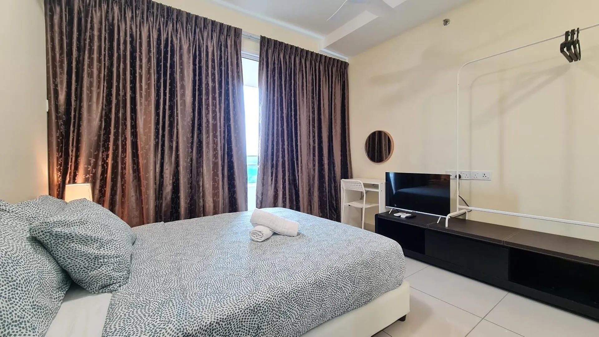 Rooms At Mansion One, Shared Apartment Only George Town