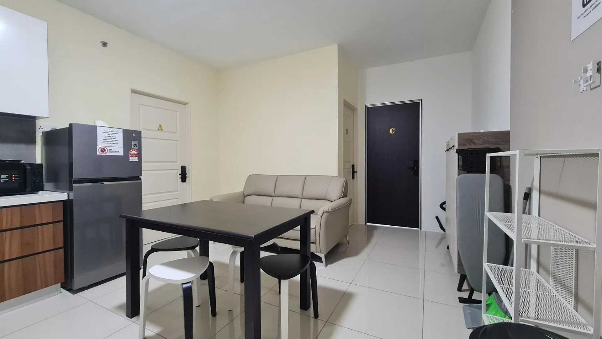 Rooms At Mansion One, Shared Apartment Only George Town