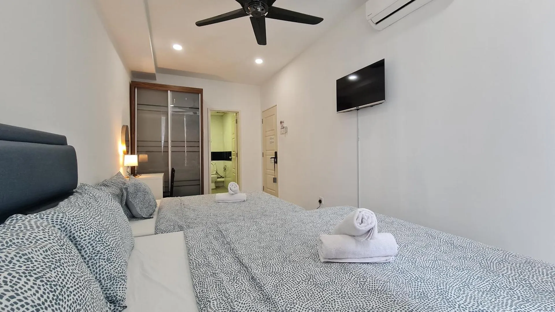 Rooms At Mansion One, Shared Apartment Only George Town