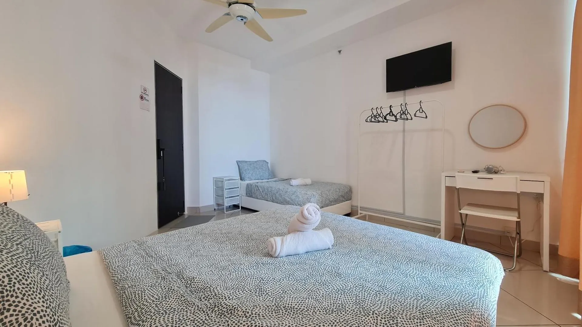 Rooms At Mansion One, Shared Apartment Only George Town