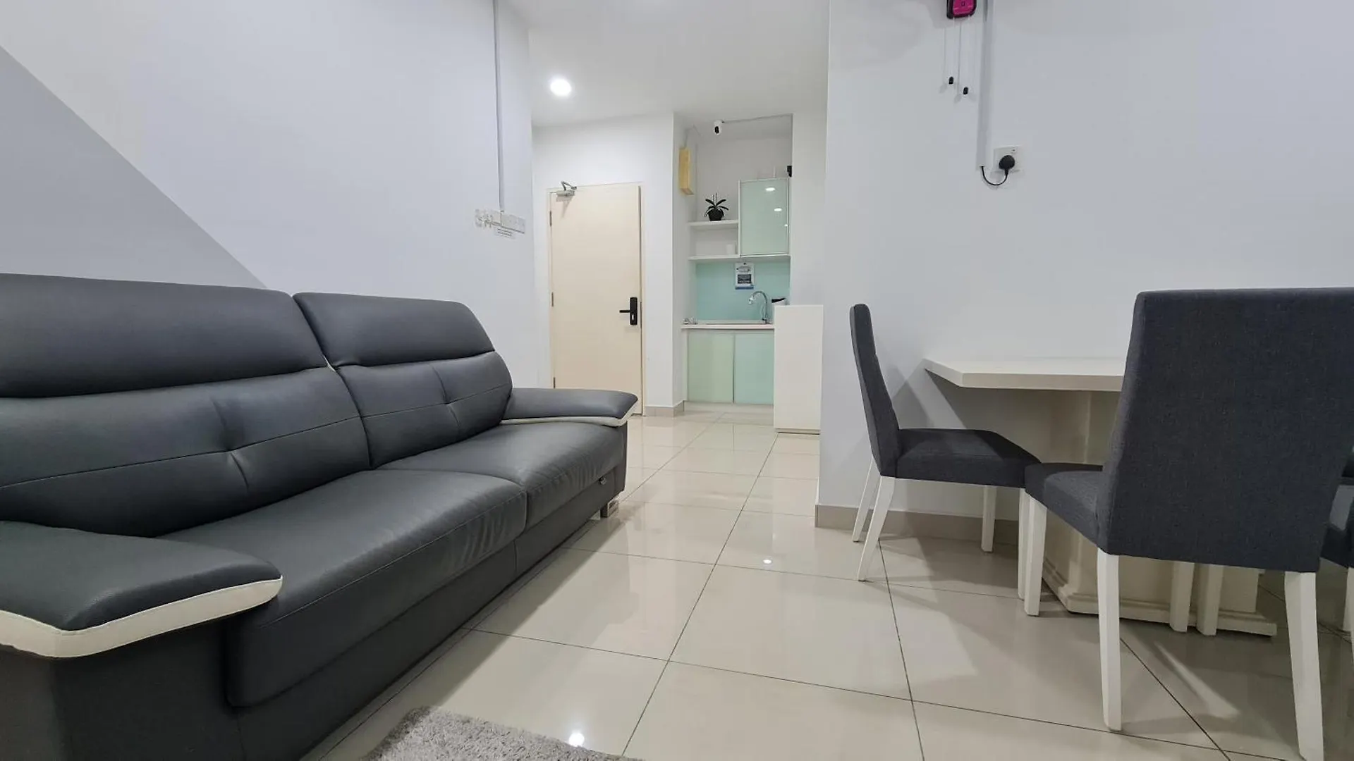 Rooms At Mansion One, Shared Apartment Only George Town
