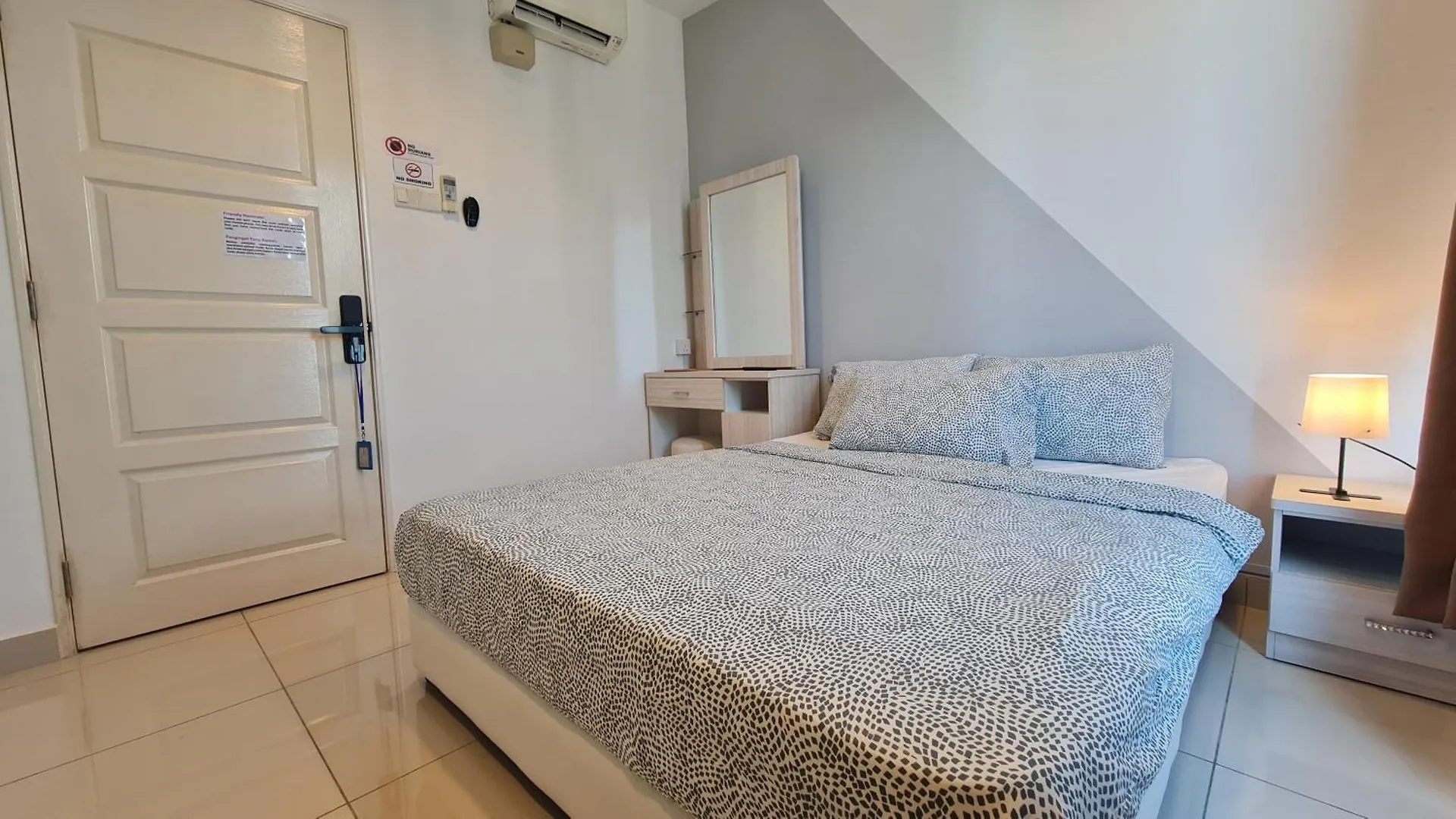 Rooms At Mansion One, Shared Apartment Only George Town